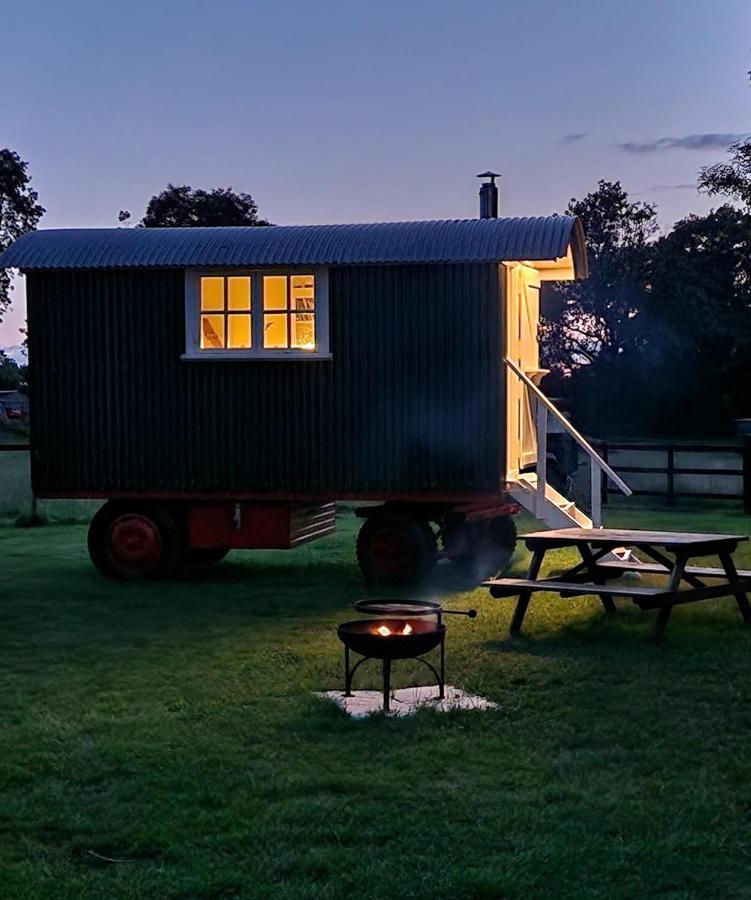 The Delkin Shepherds Huts キャッスル・クーム エクステリア 写真