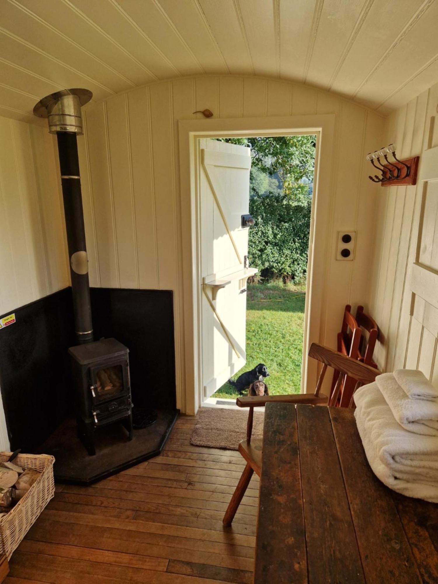 The Delkin Shepherds Huts キャッスル・クーム エクステリア 写真