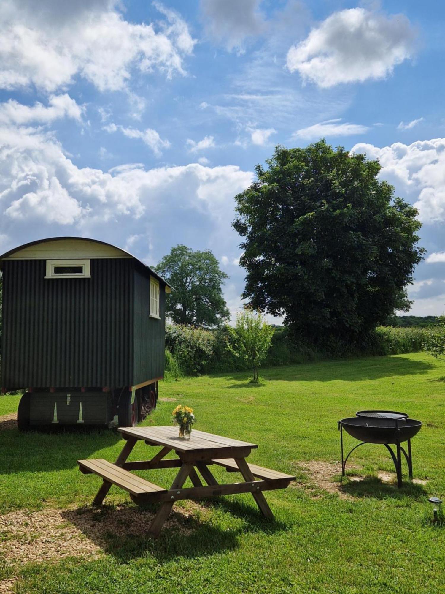 The Delkin Shepherds Huts キャッスル・クーム エクステリア 写真