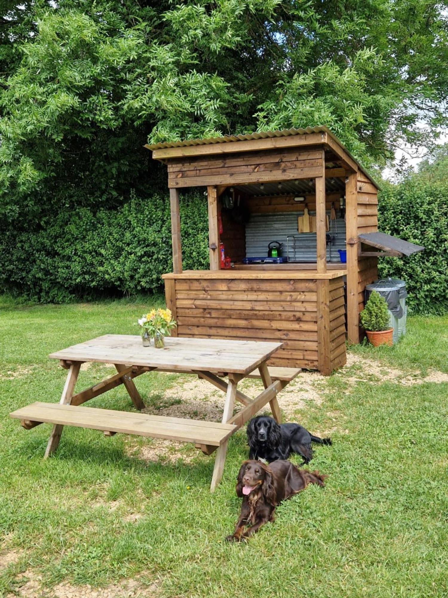 The Delkin Shepherds Huts キャッスル・クーム エクステリア 写真