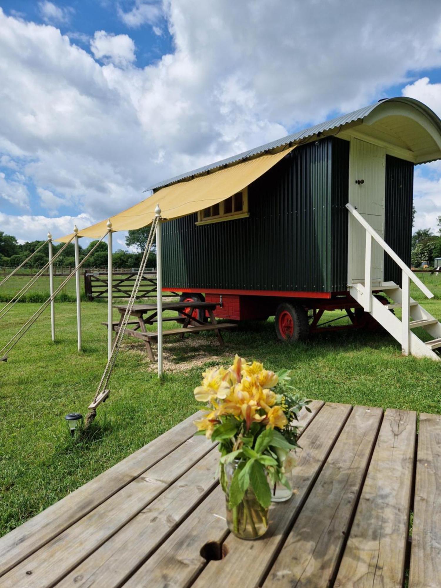 The Delkin Shepherds Huts キャッスル・クーム エクステリア 写真