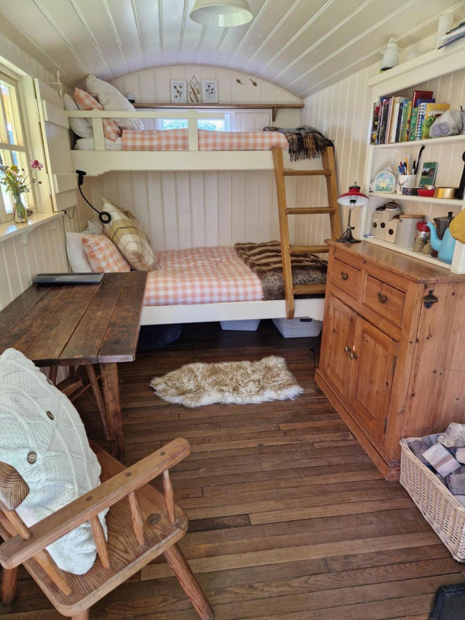 The Delkin Shepherds Huts キャッスル・クーム エクステリア 写真