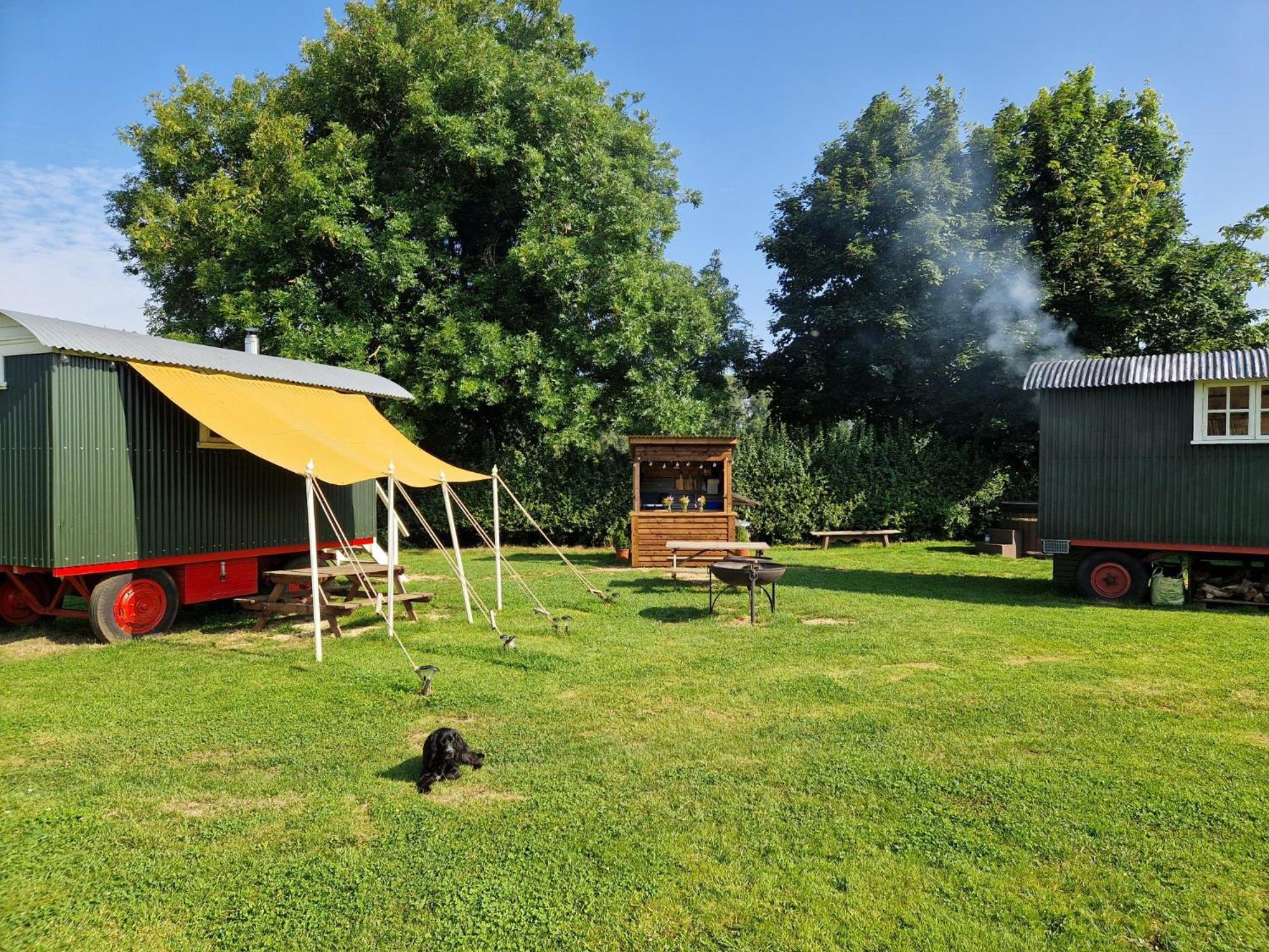 The Delkin Shepherds Huts キャッスル・クーム エクステリア 写真