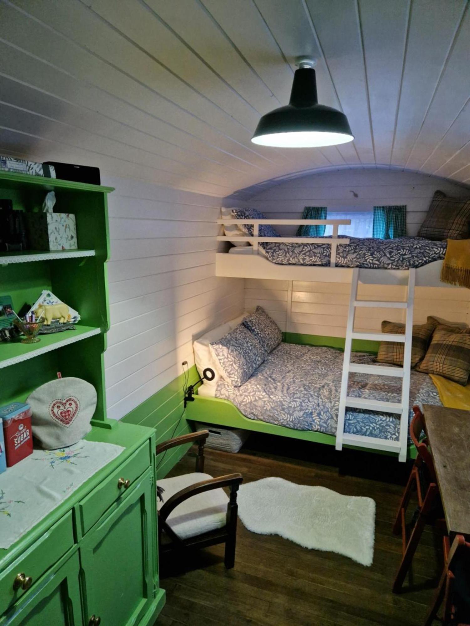 The Delkin Shepherds Huts キャッスル・クーム エクステリア 写真